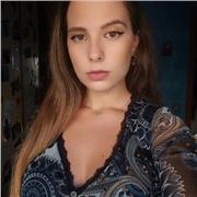 Ragazza impartisce aiuto per ripetizioni di italiano