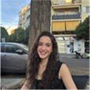 Estudiante con experiencia trabajando con niños en clases 