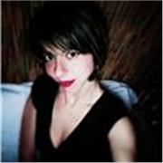 Docente di italiano che impartisce lezioni online a studenti di medio livello elementari