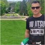 Profesor experimentado en defensa personal, apto para todas las edades.