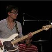Hello ! Je suis un prof à domicile qui enseigne la guitare par une approche plus pratique et moins théorique !