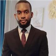 Professeur particulier donne cours à des élèves (collège et lycée) et étudiants de première jusqu’en troisième année