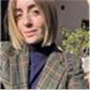 Studentessa di Filologia, percorso magistrale, impartisce lezione di lingua spagnola