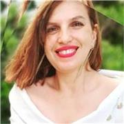 Enseignante en informatique propose des cours adaptés à tous niveaux.