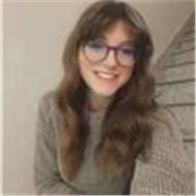 Docente di italiano, storia, filosofia e scienze umane impartisce lezioni online a studenti di scuola secondaria di primo e/o secondo grado