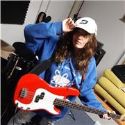 Ich biete Nachhilfe in Englisch (Muttersprachniveau) und auf Nachfrage auch in anderen Fächern (Deutsch, Französisch) an!