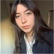 Profesora de inglés imparte clases a niños de todas las edades