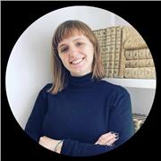 Dottoressa in Giurisprudenza e praticante avvocato impartisce lezioni di diritto ai ragazzi delle superiori e agli studenti universitari