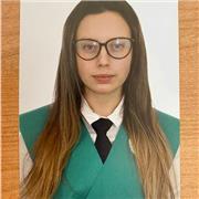 Estudiante imparte clase a alumnos de primaria