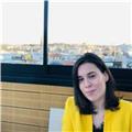 Eğitimde Deneyimli, Tutkulu ve Başarılı Kadın İngilizce Öğretmeni