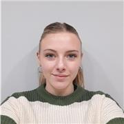 Profesora adolescente con bastante dote en filosofia, historia, matemáticas, física y química