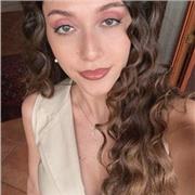 Studentessa di ostetricia impartisce lezioni di biologia, chimica per liceo e scuola media
