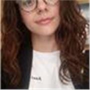 Studentessa universitaria cerca ragazzi a cui fare ripetizioni