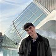 Estudiante de periodismo imparte clases de lengua y matemáticas a alumnos de todas las edades