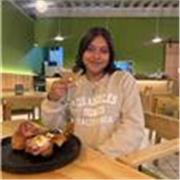 Maestra de inglés básico-intermedio, comprometida con su trabajo