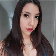 profesora de inglés dicta clases a todas las edades