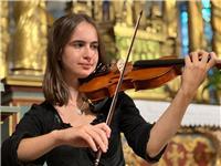 Profesora de violín, piano y materias teóricas (armonía, análisis, lenguaje musical, historia...)