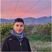 ESTUDIANTE DE INGENIERIA MECANICA IMPARTE CLASE DE CIENCIAS BASICAS