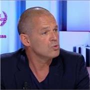 Franco-canadien, passionné de littérature francophone et anglo-saxonne, ayant parcouru le monde, romancier.