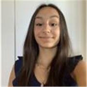 Chica joven cursando 2º de Bachillerato de ciencias