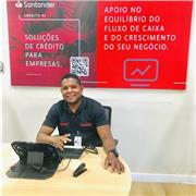 Professor de inglês ensina crianças de todas as idades e adultos