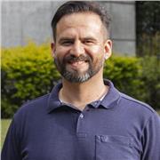 Jornalista. Pesquisador PhD em Comunicação, Mestre em Saúde Coletiva. Revisor de textos profissional com pós-graduação em Assessoria e Consultoria Linguística