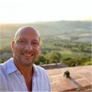 Lezioni di italiano per stranieri e scrittura creativa con docente laureato in lettere e comunicazione, disponibile online.