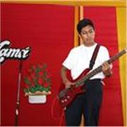 Profesor de musica imparte clases a jovenes