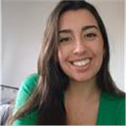 Profesora imparte clases a niños y niñas hasta los 14 años de edad