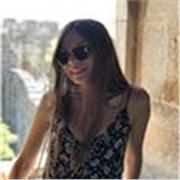 Profesora de repaso imparte clases a estudiantes de educación primaria y secundaria