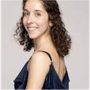 Sono una ballerina di danza contemporanea e da sempre sono appassionata di pilates e yoga! 