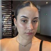 Soy Eva, una estudiante de tercer año de Traducción e Interpretación.