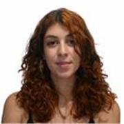 Estudiante universitaria con mucha paciencia para trabajar correctamente con niños