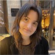Étudiante donne des cours pour aider des élèves en difficultés 