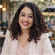 Profesora de marketing digital para principantes y con conocimientos intermedios.