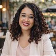 Profesora de marketing digital para principantes y con conocimientos intermedios.