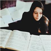 Pianista con Titulación Superior y Máster de Interpretación da clases de piano y lenguaje musical