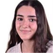 Profesora de inglés que imparte clase a niños hasta 4 de la ESO