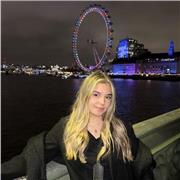 Me considero un persona super alegre y siempre ayudo a la gente a mejorar en todo , con muchísima energía y siempre muy responsabl