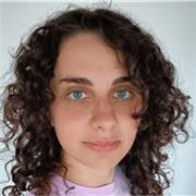 Laureata in comunicazione e allieva da anni di un'accademia di musica disponibile a impartire lezioni