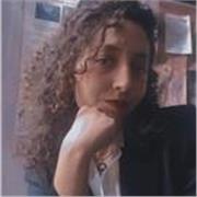 Profesora de inglés especializada en fonética y gramática.