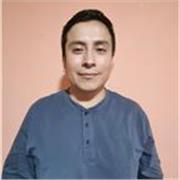 Profesor de inglés imparte clases a niños de todas las edades