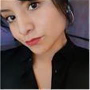 Educadora inparte clases a niños de 3 a 7 años