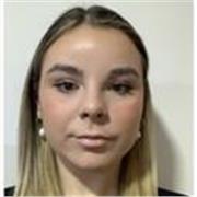 Me defino como una persona con recursos y con ganas de aprender y de trabajar y quiero dar clases a niños pequeños 