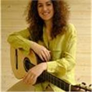 Laureata in Chitarra impartisce lezioni di chitarra e solfeggio