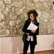Sono Alice, ho 25 anni e sono laureata in Lingue e Culture straniere. Cerco degli allievi che abbiamo voglia di imparare la lingua italiana ed eventualmente anche l’inglese e lo spagnolo