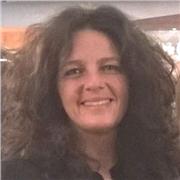 Docente discipline letterarie impartisce lezioni di Storia a studenti delle scuole secondarie di primo e secondo grado