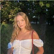 En tant que jeune professeure d'anglais, mes méthodes d'enseignement sont dynamiques et axées sur l'engagement des élèves