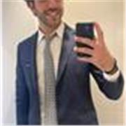 Giovane avvocato impartisce lezioni di diritto online e in presenza 
