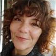 Hola, mi nombre es Nuria y soy de Málaga. Soy profesora de infantil e inglés y llevo trabajando con niños y 
niñas en español e inglés (pasé 4 años viviendo en Inglaterra) tanto en escuelas infantiles como 
en colegios, en mi casa con talleres o en casa d